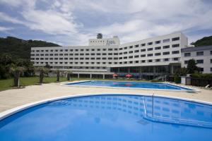 المسبح في Hotel Izukyu أو بالجوار