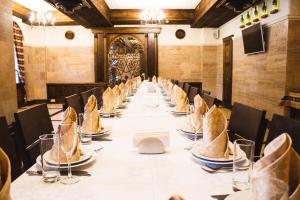 a long table in a room with a long table with chairs at Hotel Mastara in Fontanka