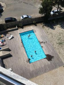 Dos personas están nadando en una piscina en Sara Sea View Olimp, en Olimp