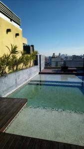 una piscina en la azotea de un edificio en Corazón de Villa Crespo, en Buenos Aires