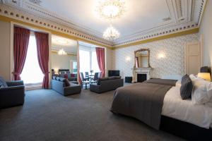 1 dormitorio con 1 cama y sala de estar en Grosvenor Suites en Edimburgo
