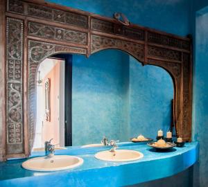 a bathroom with two sinks and a large mirror at Villa Eliodora in Arenzano
