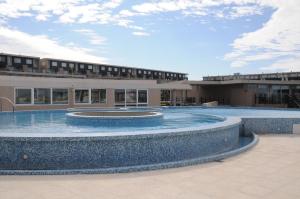 a large swimming pool in front of a building at Linda Bay Beach & Resort Spa in Mar de las Pampas