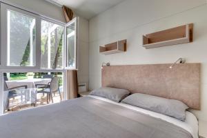 A bed or beds in a room at Camping Fusina