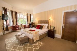 Llit o llits en una habitació de NormanHurst Hotel