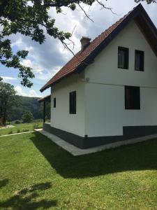 a white house with a red roof at Vikendica na Zlatiboru in Zlatibor