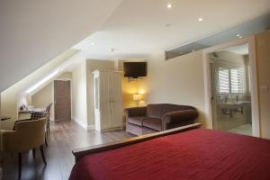ゴールウェイにあるSea Breeze Lodge B&B Galwayのベッドルーム1室(ベッド1台、椅子、ソファ付)