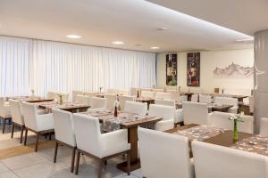 Restoranas ar kita vieta pavalgyti apgyvendinimo įstaigoje Ramada by Wyndham Macae Hotel & Suites