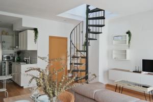 Μια τηλεόραση ή/και κέντρο ψυχαγωγίας στο Penthouse Apartment & Pool Malaga Center