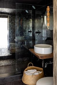 uma casa de banho com um lavatório e uma banheira em AWOL Hotel Provincetown em Provincetown