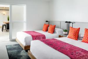En eller flere senge i et værelse på Bluebird Spa City Motor Lodge