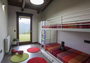 Bruguera的住宿－Cal Sadurní，一间卧室设有两张双层床和一扇窗户。