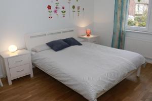 ホールマージールにあるNordseestrandのベッドルーム(白いベッド1台、窓付)