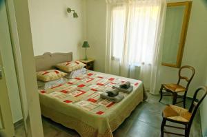 1 dormitorio con 1 cama con toallas en La Rousse, en Roussillon