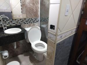 y baño con aseo y lavamanos. en Hotel Flor da Vila Mariana, en São Paulo