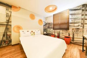Un pat sau paturi într-o cameră la Q Hotel Yongin