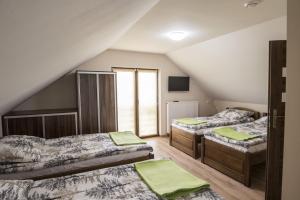 A bed or beds in a room at Jurajskie Pokoje Pod Lasem