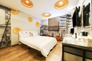 TV a/nebo společenská místnost v ubytování Q Hotel Yongin