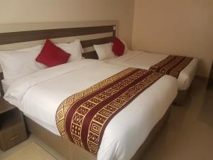 Tempat tidur dalam kamar di Mara Frontier Hotel