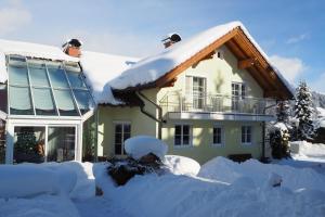 una casa cubierta de nieve con un montón de nieve en Ferienwohnung Holiday, en Radstadt