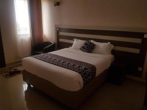 سرير أو أسرّة في غرفة في Mara Frontier Hotel