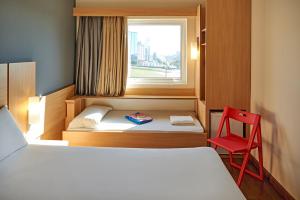Cama ou camas em um quarto em ibis Sorocaba