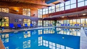 Bazén v ubytování Best Western Plus Agate Beach Inn nebo v jeho okolí