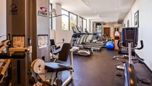 Fitness centrum a/nebo fitness zařízení v ubytování Best Western Plus Agate Beach Inn