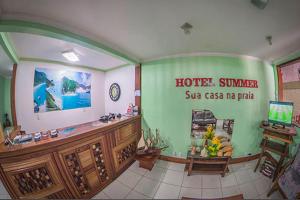una habitación con un cartel en la pared de un complejo en Summer Hotel, en Arraial do Cabo