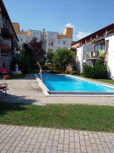 Bazén v ubytovaní medencés önálló 4 fős 2 légterű, felszerelt földszinti apartman, terasszal, wi-fivel, 30 méterre a strandtól alebo v jeho blízkosti