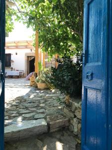 ArmákhaにあるMylopetra Traditional Houseの青い開口扉