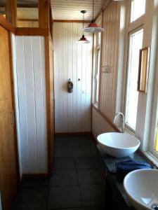Vonios kambarys apgyvendinimo įstaigoje 13 Lunas Hostel