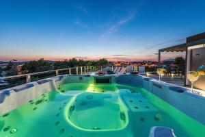 Luxury Apartments VilaMaloca tesisinde veya buraya yakın yüzme havuzu