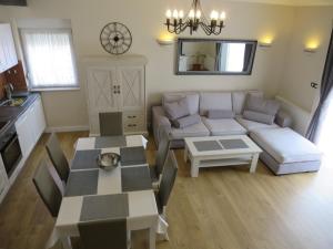 - un salon avec un canapé et une table dans l'établissement Luxury Residence Zola, à Zadar