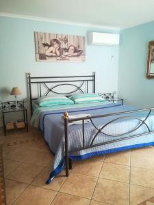 ヴィテルボにあるLa Casina Nel Borgoのベッドルーム1室(金属製フレームのベッド1台付)