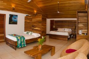 เตียงในห้องที่ Beqa Lagoon Resort