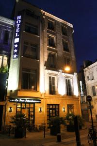 un bâtiment avec un panneau sur son côté dans l'établissement Hôtel La Tour Intendance, à Bordeaux