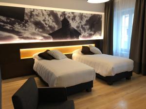 En eller flere senge i et værelse på Auberge de la Tour