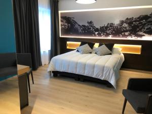 Ένα ή περισσότερα κρεβάτια σε δωμάτιο στο Auberge de la Tour