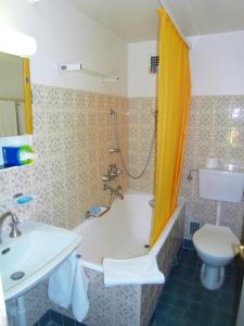 Hôtel Les Vieux Toits tesisinde bir banyo