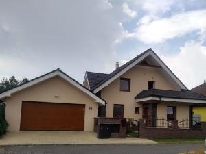 a house with a garage at apartman Lusy in Veľká Lomnica