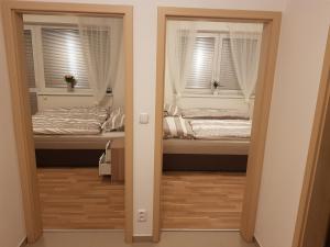 Postel nebo postele na pokoji v ubytování NEWLY BUILT APARTMENT 5 WITH BALCONY NEAR CENTER