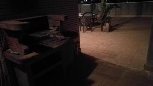 Camera scura con patio in mattoni con tavolo e sedie di Attico a Barberino di Mugello a Barberino di Mugello