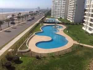 an overhead view of a swimming pool next to the beach at Departamento con vista al mar in Coquimbo