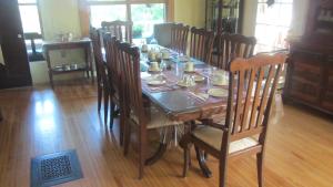 - une table à manger avec des chaises, une table et des chaises dans l'établissement Chamcook Forest Lodge Bed & Breakfast, à Saint Andrews