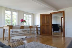 a living room with a dining room table and chairs at Haus zur Rose, St.Gallen, Bodensee, Säntis in Speicher