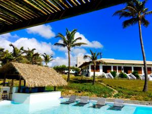 um resort com piscina e palmeiras em WegoKite Stars em Taíba