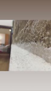 widok na pokój ze śniegiem na podłodze w obiekcie La Maison di Ale w mieście Pieve di Cento