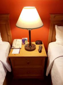 سرير أو أسرّة في غرفة في Coast Inn at Lake Hood