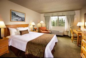 En eller flere senge i et værelse på Coast Inn at Lake Hood